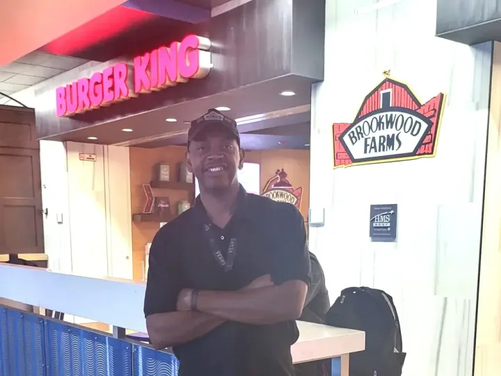 Pekerja Burger King yang menjadi viral setelah menerima beg hadiah yang sedikit telah membeli rumah dengan sumbangan yang diterimanya.
