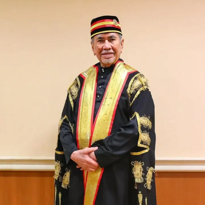 Wan Junaidi akan menjadi Yang di-Pertua Negeri Sarawak yang ke 8 dan meletakkan jawatan sebagai presiden Dewan Negara.